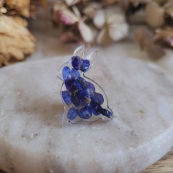 Pin's lapin en résine et fleurs séchées de Muscari - Collection de Pâques.