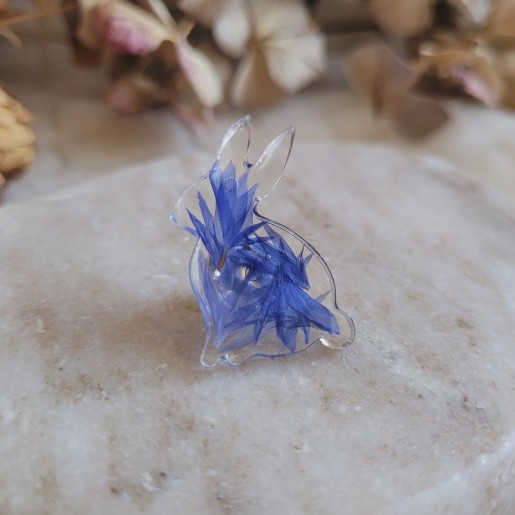 Pin's lapin en résine et fleurs séchées de Bleuet - Collection de Pâques.