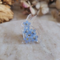 Pin's lapin en résine et fleurs séchées de Myosotis - Collection de Pâques.