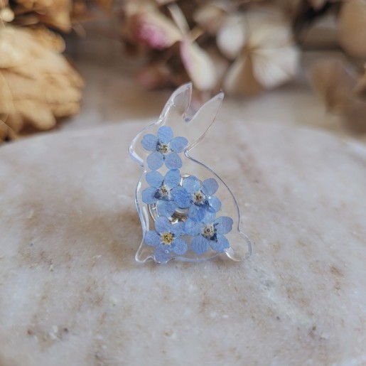 Pin's lapin en résine et fleurs séchées de Myosotis - Collection de Pâques.