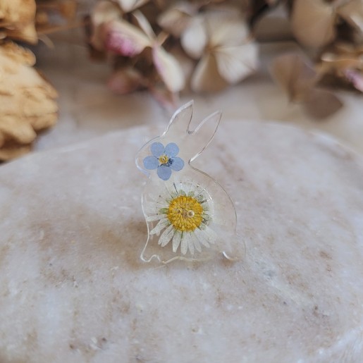 Pin's lapin en résine et fleurs séchées de Myosotis et Pâquerette - Collection de Pâques.