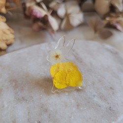 Pin's lapin en résine et fleurs séchées de Spirée et Bouton d'Or - Collection de Pâques.