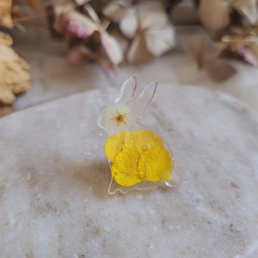 Pin's lapin en résine et fleurs séchées de Spirée et Bouton d'Or - Collection de Pâques.