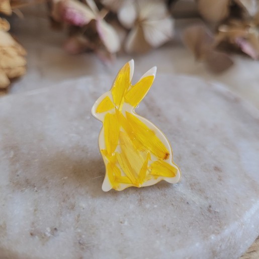 Pin's lapin en résine et fleurs séchées de Bouton d'Or - Collection de Pâques.