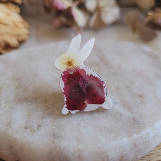Pin's lapin en résine et fleurs séchées d'Oeillet de Poète - Collection de Pâques.
