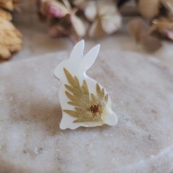 Pin's lapin en résine et fleurs séchées de Spirée et Fougère - Collection de Pâques.