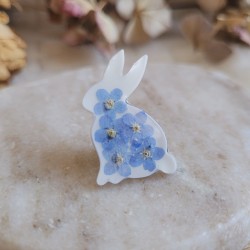 Pin's lapin en résine et fleurs séchées de Myosotis - Collection de Pâques.