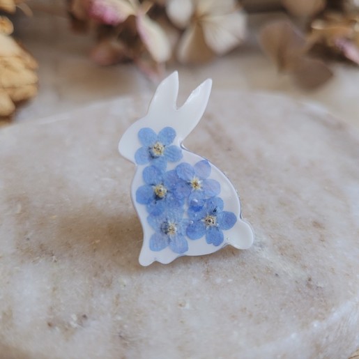 Pin's lapin en résine et fleurs séchées de Myosotis - Collection de Pâques.