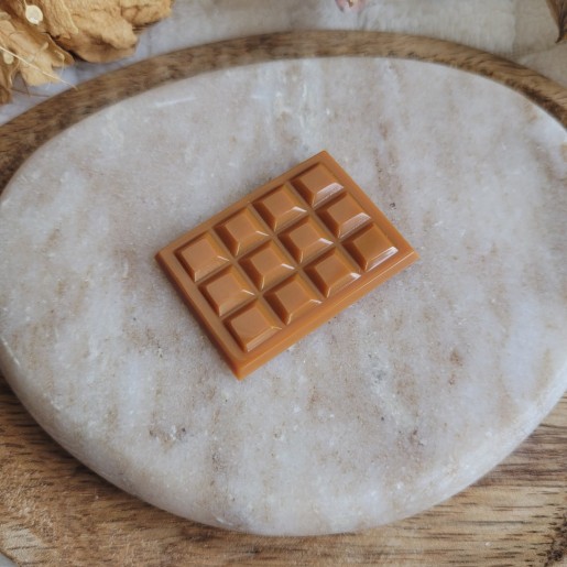 Magnet mini tablette de chocolat Dulcey en résine.