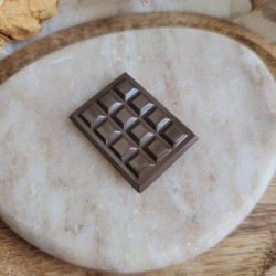 Magnet mini tablette chocolat noir en résine.
