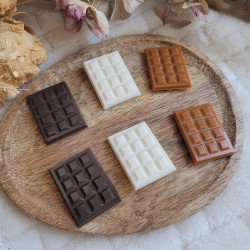 Lot de 6 magnets mini tablettes de chocolat en résine.