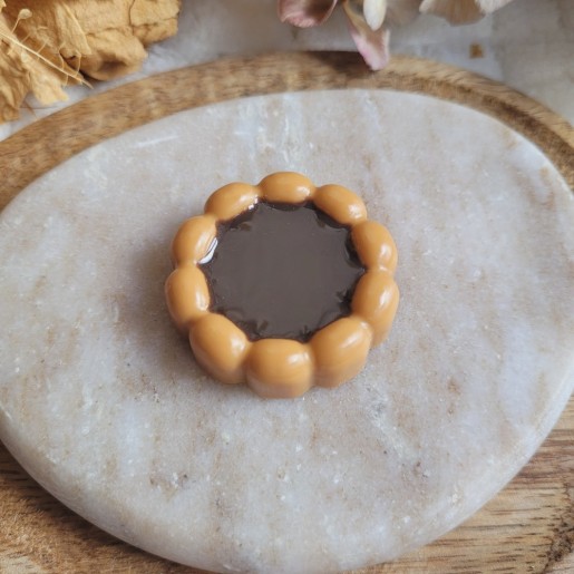 Magnet tartelette au chocolat en résine.
