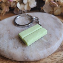 Porte-clé chewing-gum menthe en résine.