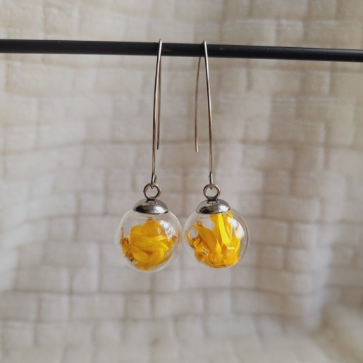 Boucles d'oreilles sphère en verre et fleurs séchées d'Immortelle jaune.