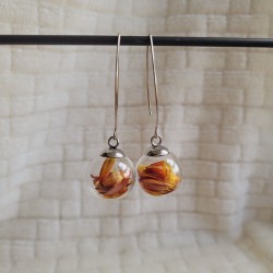 Boucles d'oreilles sphère en verre et fleurs séchées d'Immortelle orange.