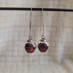 Boucles d'oreilles sphère en verre et fleurs séchées de Pétale de Rose.