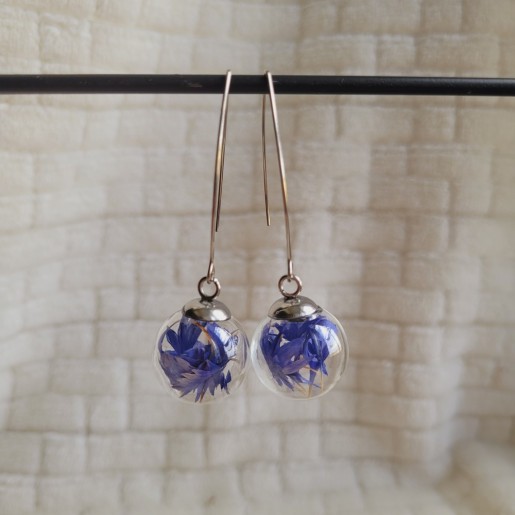Boucles d'oreilles sphère en verre et fleurs séchées de Bleuet.