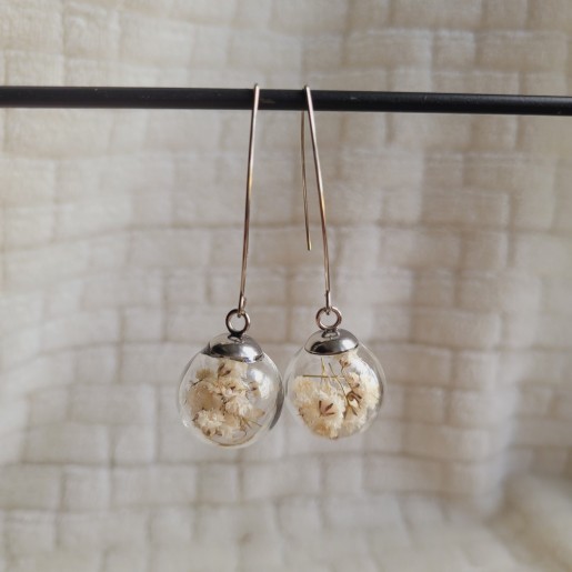 Boucles d'oreilles sphère en verre et fleurs séchées de Gypsophiles.