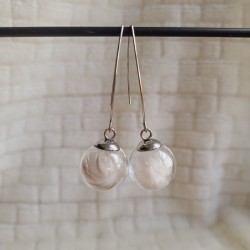 Boucles d'oreilles sphère en verre et plumes naturelles de Tourterelle.