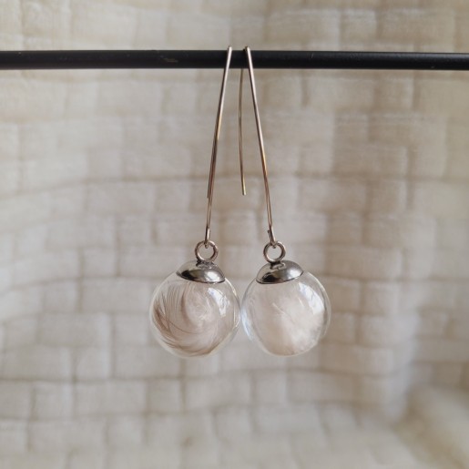 Boucles d'oreilles sphère en verre et plumes naturelles de Tourterelle.