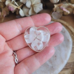 Worry Stones / Anti-Stress coeur en résine et fleur séchée d'Hortensia blanc.