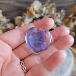 Worry Stones / Anti-Stress coeur en résine et fleur séchée d'Hortensia violet.