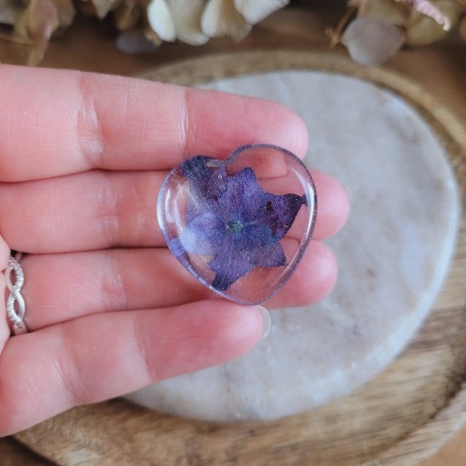 Worry Stones / Anti-Stress coeur en résine et fleur séchée d'Hortensia violet.