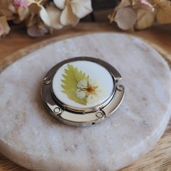Accroche sac à main portable en métal argenté et fleur séchée de Fraisier.