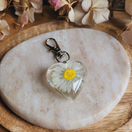 Porte-clé coeur en résine et fleur séchée de Pâquerette.