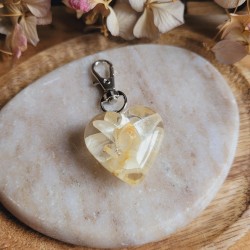Porte-clé coeur en résine et fleur séchée d'Immortelle.