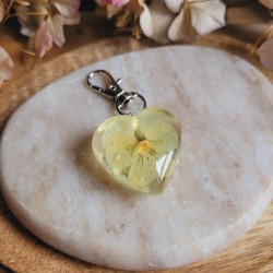 Porte-clé coeur en résine et fleur séchée de Pensée.