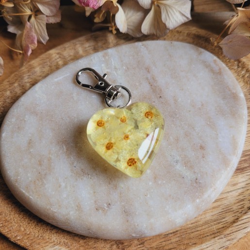 Porte-clé coeur en résine et fleur séchée de Spirée.
