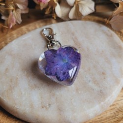 Porte-clé coeur en résine et fleur séchée d'Hortensia.