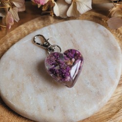 Porte-clé coeur en résine et fleur séchée de Lilas.