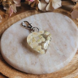 Porte-clé coeur en résine et fleur séchée de Gypsophiles.