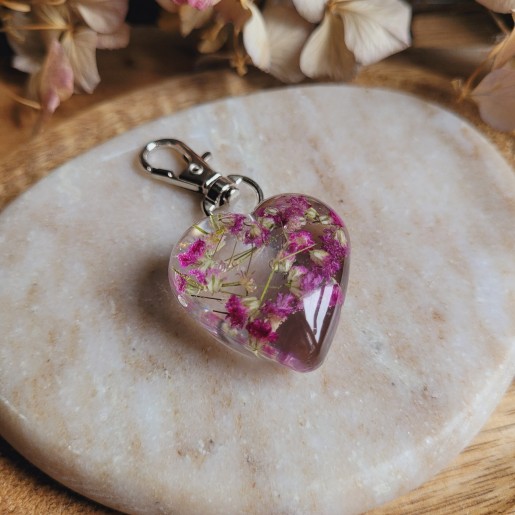 Porte-clé coeur en résine et fleur séchée de Gypsophiles.