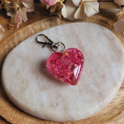 Porte-clé coeur en résine et fleur séchée de Bruyère.