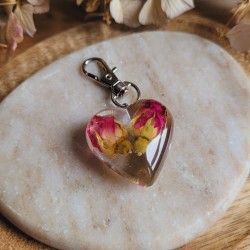 Porte-clé coeur en résine et fleur séchée de Bouton de Rose.