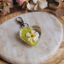 Porte-clé coeur en résine et fleur et feuille séchée de Fraisier.