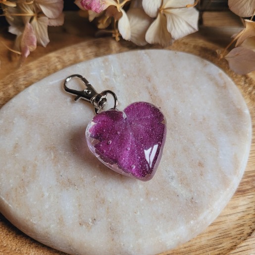 Porte-clé coeur en résine et feuille séchée d'Heuchère.