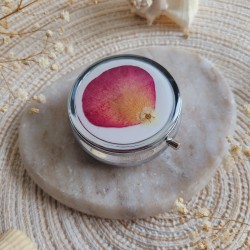 Pilulier rond en métal argenté, résine et fleurs séchées de pétales de rose rose. Pilulier 3 compartiments.