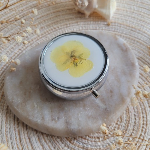 Pilulier rond en métal argenté, résine et fleurs séchées pensée jaune. Pilulier 3 compartiments.