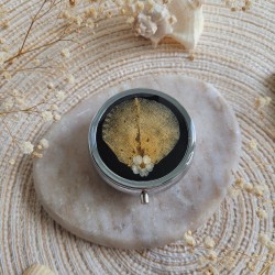 Pilulier rond en métal argenté, résine et fleurs séchées de pétales de Rose jaune. Pilulier 3 compartiments.