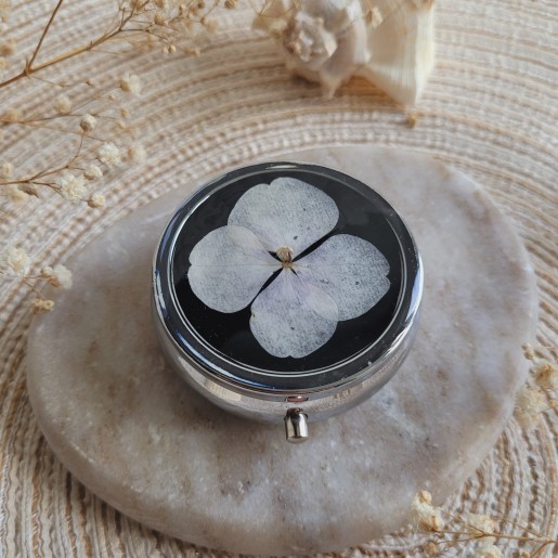 Pilulier rond en métal argenté, résine et fleurs séchées d'Hortensia. Pilulier 3 compartiments.