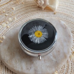 Pilulier rond en métal argenté, résine et fleur séchée de Pâquerette. Pilulier 3 compartiments.