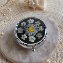 Pilulier rond en métal argenté, résine et fleur séchée de Pâquerette et Spirée. Pilulier 3 compartiments.