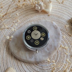 Pilulier rond en métal argenté, résine et engrenages de montre. Pilulier 3 compartiments.