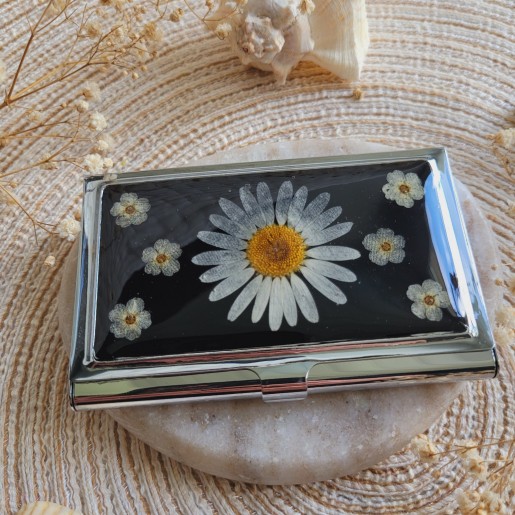 Porte-cartes en métal argenté, résine et fleurs séchées.