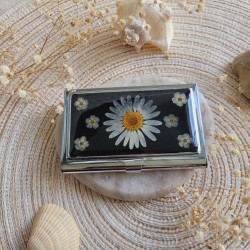 Porte-cartes en métal argenté, résine et fleurs séchées.