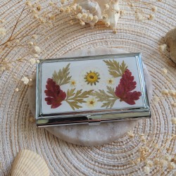 Porte-cartes en métal argenté, résine et fleurs séchées.
